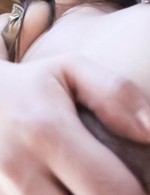 魅惑のセクシーお姉さんサヤさんがゴールドのマイクロビキニで登場。カメラの前で卑猥なおマンコを指で刺激しながら感じまくり！