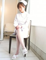 ミニスカナースみなもとみいな嬢の一日はオナニーで始まります。四つん這いでツンとお尻を突き出すみいな。長い指でおマンコを刺激します！