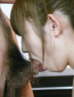 スケスケのハイレグ水着の微乳かなみ芽梨ちゃん。大勢の汁男優相手にバキューム＆イラマ責めで、ザーメン連続ぶっかけ！