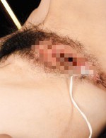 拉致された北条麻妃さん、気が付くとブラ＆パンティだけの姿。両手首を拘束された麻妃さんに覆面の男が、パンティを剥ぎ取る！