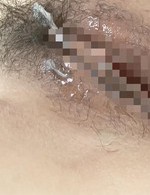 ジーンズを脱がされ、四つん這いで尻を突き出しクンニ。正常位のガン突きで、長い髪を振り乱して喘ぎまくる小泉いずみ。