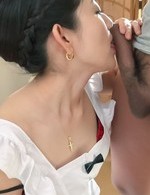 美熟女三橋杏奈はセクシーウェイトレス！ブルンブルンGカップ爆乳を弄ばれWフェラ。喉奥まで吸い込んで、ザーメン連続口内射精！