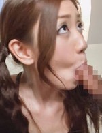 美形スレンダー前田かおりが、二本の肉棒に挟まれWフェラ。バキュームフェラで卑猥な音を響かせ、豪快に連続口内射精！