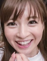 スレンダー美女新山沙弥がプリプリの美乳を見せ付け、豪快なWフェラ。お得意のバキュームフェラで吸い上げ、連続口内射精！